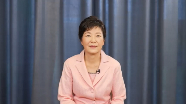 박근혜 전 대통령이 8일 오전 7시께 유튜브에 올린 4분 54초 분량의 동영상에서 최측근인 국민의힘 소속 유영하 대구시장 예비후보 지지를 선언하며 후원회장을 맡은 사실을 밝혔다. 사진=유영하TV캡쳐