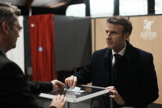에마뉘엘 마크롱 프랑스 대통령이 10일(현지 시간) 프랑스 북부의 르투케 지역에서 대선 1차 투표를 하고 있다. AP연합뉴스