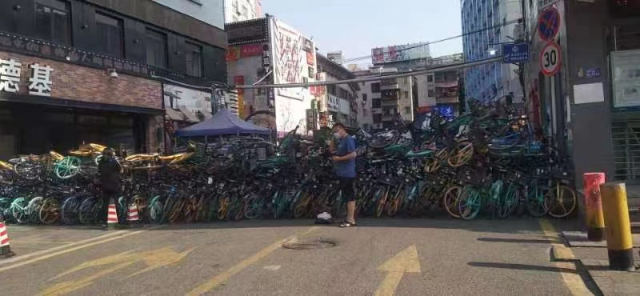 광저우 한인 주거 밀집 지역인 위안징루 입구에 공유 자전거가 겹겹이 쌓여 이동할 수 없게 됐다. 독자 제공