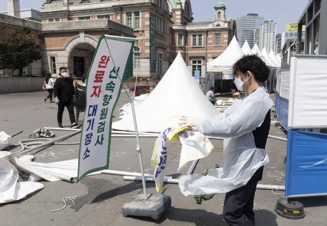 10일 중구 서울역 임시 선별검사소의 신속항원검사 완료자 대기장소가 철거되고 있다. 보건소의 선별진료소와 임시선별진료소에서 제공하는 코로나19 신속항원검사는 내일부터 중단된다. /연합뉴스