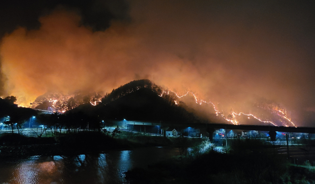 10일 오후 강원 양구군 양구읍 송청리에서 발생한 산불이 밤까지 이어져 불길과 연기가 치솟고 있다. 양구=연합뉴스