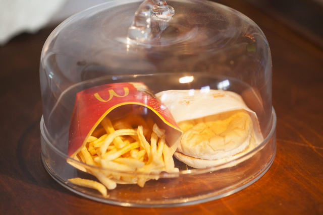 13년 동안 썩지 않은 맥도날드 햄버거가 아이슬란드에서 역사적 가치를 인정받고 전시되어 있다. 트위터 캡처