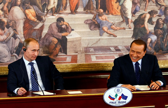 2010년 블라디미르 푸틴 러시아 대통령(왼쪽)과 실비오 베를루스코니 전 이탈리아 총리가 회담 중 미소를 보이고 있다. 로이터 연합뉴스