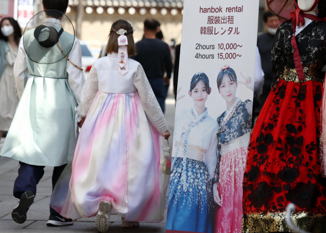 10일 서울 경복궁 인근 골목에서 한복을 빌려입은 시민, 외국인 관광객들이 길을 걷고 있다. /연합뉴스