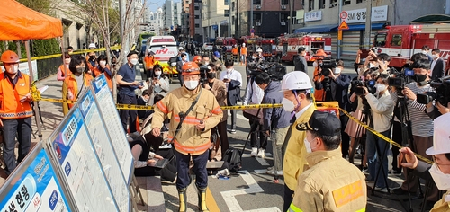 오세훈 서울시장이 영등포구 고시원 화재 현장에서 설명을 듣고 있다. 사진 제공=서울시