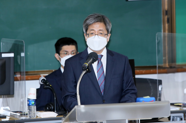 김명수 대법원장이 11일 오전 경기도 고양시 사법연수원에서 열린 전국법관대표회의에 참석해 발언하고 있다./연합뉴스