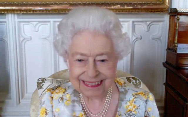 10일(현지시간) 엘리자베스 2세 영국여왕이 화상으로 코로나19 의료진을 만나고 있다. AFP연합뉴스