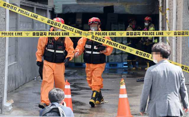 11일 오전 서울 영등포구 한 고시원에서 화재가 발생해 관계자들이 조사를 위해 현장을 오가고 있다. 연합뉴스