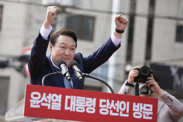 윤석열 대통령 당선인이 11일 오후 경북 상주시 상주중앙시장을 방문해 시민들의 환호에 손을 들어 화답하고 있다. 권욱 기자