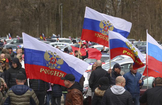 독일의 카우프보이렌에서 10일(현지 시간) 시위 참가자들이 러시아 국기를 들고 행진하고 있다. AP연합뉴스