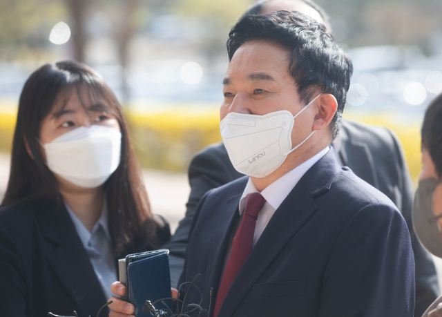 원희룡 국토교통부 장관 후보자가 11일 오전 정부과천청사 서울지방국토관리청에 마련된 인사청문회준비사무실로 출근하며 취재진의 질문에 답하고 있다./인수위 공동취재단