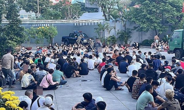 지난 2월 베트남 호찌민 클럽에서 마약 파티를 벌이다가 공안에 적발된 시민 약 70여명이 대기하고 있는 모습. VN익스프레스 캡처