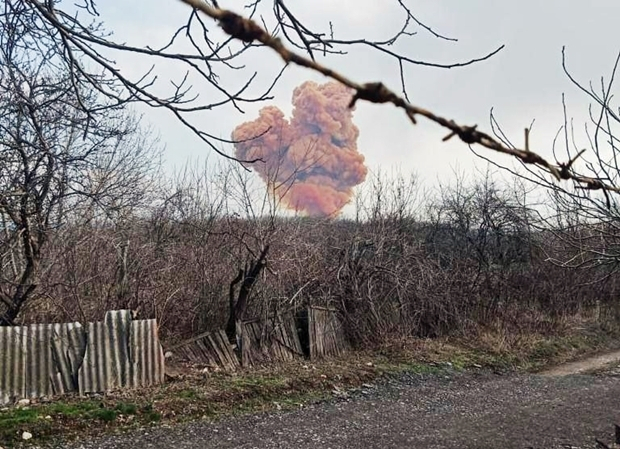 지난 5일(현지시간) 우크라이나 루한스크에서 러시아군이 질산 탱크를 공객했다는 주장이 나온데 이어 10일 돈바스 지역에서도 질산 탱크가 폭발했다. 사진은 루한스크의 질산 탱크가 폭발하는 모습. 루한스크 군사행정위원장 세르히 하이다이