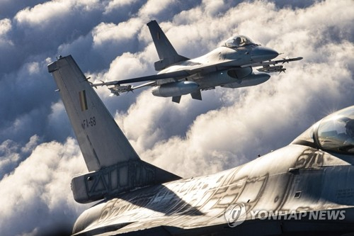 지난 1월 25일(현지시간) 나토가 리투아니아 영공에서 벌이는 훈련에 벨기에 공군 소속의 F-16 전투기들이 참여하고 있다. 연합뉴스