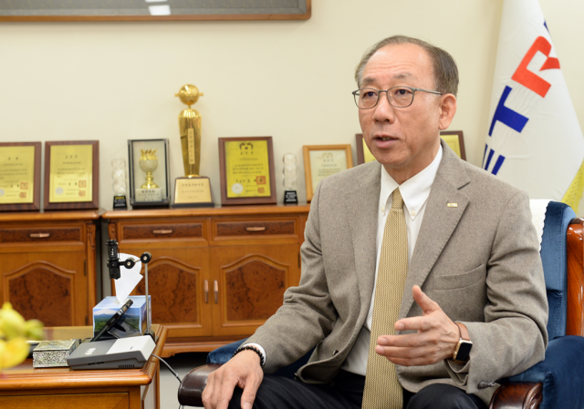 김명준 ETRI 원장이 초격차 국가전략기술 육성과 관련, “특허 질적 관리와 국제표준 선점을 서울러야 한다”고 강조하고 있다.