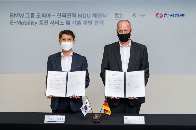 BMW 그룹 코리아가 인천 영종도 BMW 드라이빙 센터에서 한국전력과 차세대 전기차 충전서비스 ‘플러그 앤 차지(PnC)’ 공동 개발을 위한 업무협약(MOU)을 체결했다. 사진 제공=BMW그룹코리아