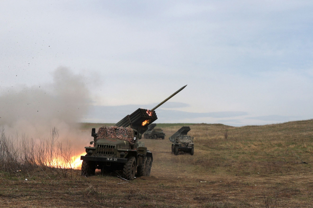 10일(현지 시간) 우크라이나 돈바스 지역에서 우크라이나군이 러시아 군과 교전을 벌이고 있다. AFP연합뉴스