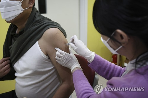 서울의 한 병원에서 의료진이 노바백스 백신을 접종하는 모습 / 연합뉴스