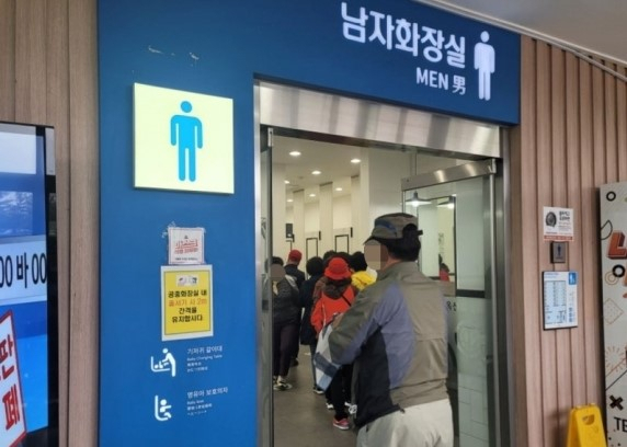 한 고속도로 휴게소 남자 화장실을 이용한 여성들의 사진이 각종 온라인 커뮤니티에 공개돼 논란이 일고 있다. 커뮤니티 캡처