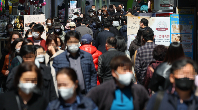 지난 8일 서울 명동에서 시민들이 마스크를 쓰고 이동하고 있다. /연합뉴스
