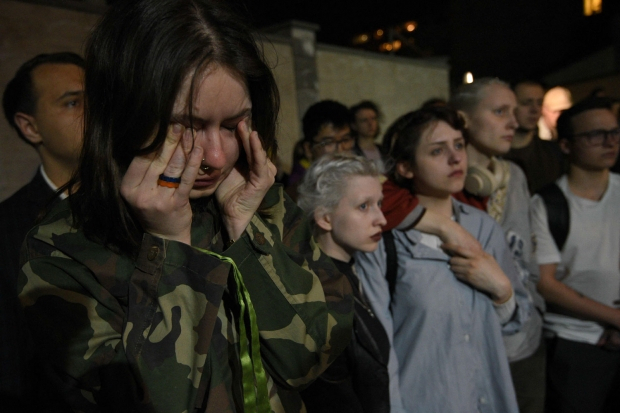 아르메니아 예레반의 우크라이나 대사관 밖에 우크라이나에서 숨진 민간인을 애도하기 위해 사람들이 모였다. AFP 연합뉴스