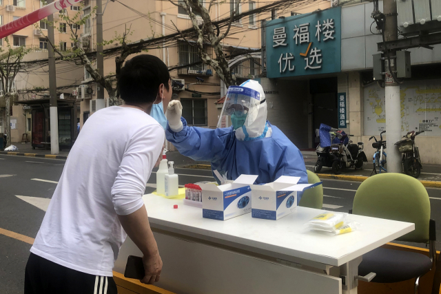 10일(현지시간) 중국 상하이에서 의료진이 코로나19 검사를 진행하고 있다. AP 연합뉴스