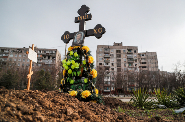우크라이나 남부 도시 마리우폴에서 러시아군의 공격에 희생된 민간인의 무덤. 로이터연합뉴스