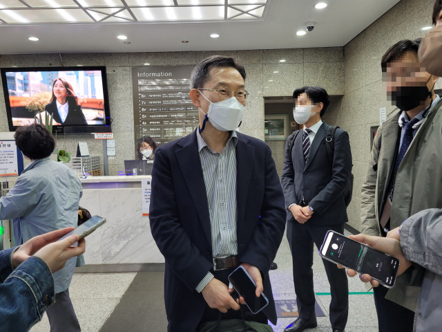 이종호 과학기술정보통신부 장관 후보자가 12일 오전 사무실로 출근하며 취재진 질문에 답하고 있다. 강도림 기자