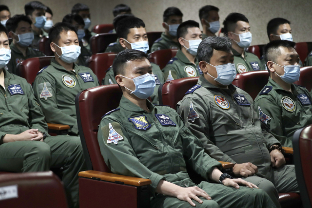 지난 1일 대만 북부 신주시에 있는 공군기지에서 부대원들이 차이잉원 총통의 연설을 듣고 있다. AP연합뉴스