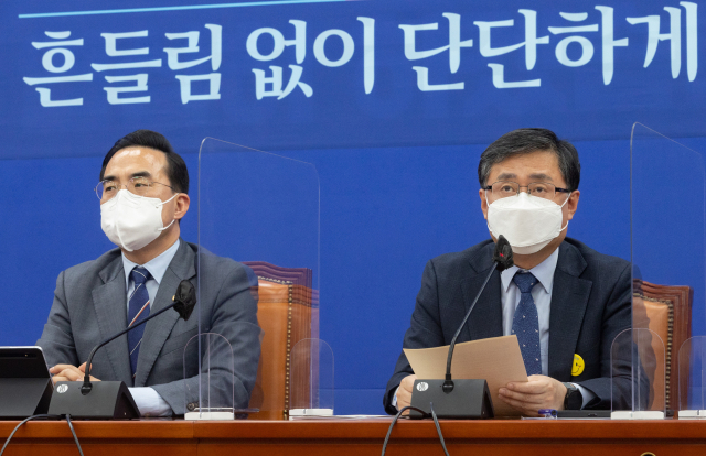 김성환(오른쪽) 더불어민주당 정책위의장이 12일 국회에서 열린 당 원내대책회의에서 발언하고 있다. / 성형주 기자