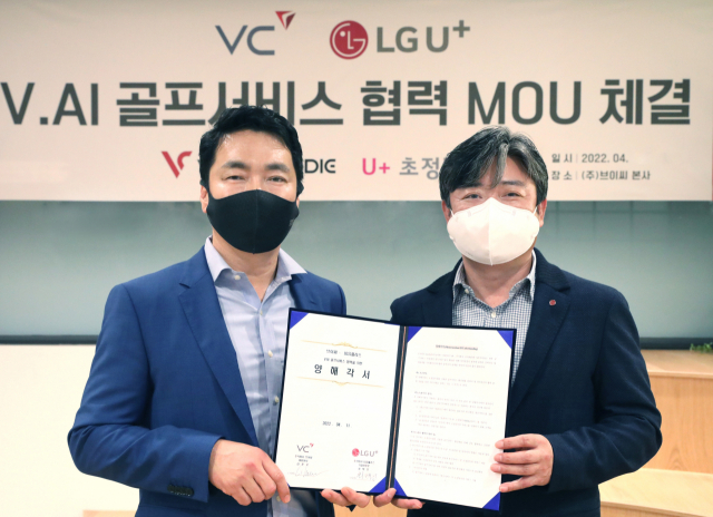 김준오 ㈜브이씨 대표이사(왼쪽)와 최택진 LG유플러스 기업부문장(부사장)이 골프 업무 협약을 체결했다. 사진제공=LG유플러스