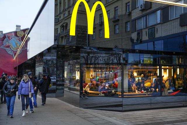 지난달 잠정 폐업을 하루 앞둔 모스크바 도심 맥도날드 매장을 찾은 러시아인들이 식사를 즐기고 있다. 맥도날드 등 세계적 브랜드 업체들은 러시아의 우크라이나 침공에 대한 서방의 제재에 따라 러시아에서 철수하거나 영업을 중단하고 있다. AP연합뉴스