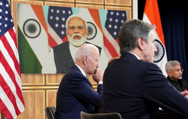 조 바이든 미국 대통령이 안토니 블링컨(오른쪽) 11일(현지시간) 나렌드라 모디 인도 총리와의 화상 회담 도중 생각에 잠겨 있다. 로이터연합뉴스