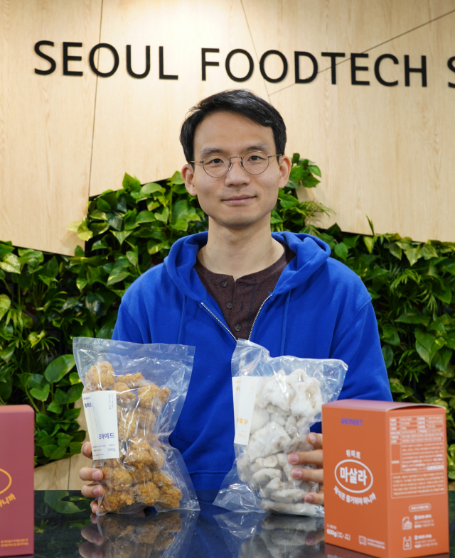 안현석 위미트 대표가 서울 강동구 그린타워 내 사무실에서 닭고기 대체육 제품들을 소개하고 있다. 사진 제공=위미트
