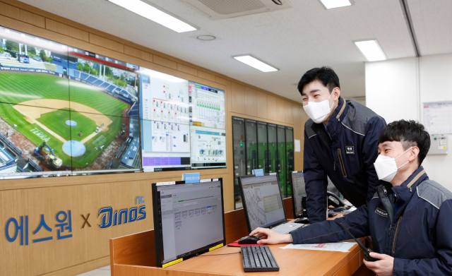 에스원 직원이 종합상황실에서 경기장 상황을 모니터링하고 있다. 사진 제공=에스원