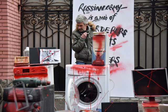 지난 8일(현지시간) 우크라이나 리비우에서 러시아군 약탈에 항의하는 시위가 열렸다. 로이터 연합뉴스