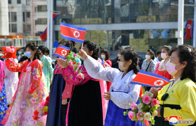 북한 김정은 국무위원장의 공식 집권 10년을 맞이하여 각지에서 다채로운 경축공연이 진행되고 주민들이 뜻깊게 경축했다고 조선중앙통신이 12일 보도했다. /연합뉴스