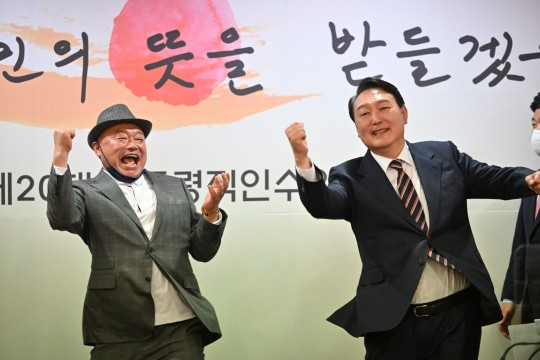 지난 9일 통의동 집무실에서 어퍼컷 세리머니를 하고 있는 윤석열 당선인과 가수 김흥국./사진=김흥국 제공