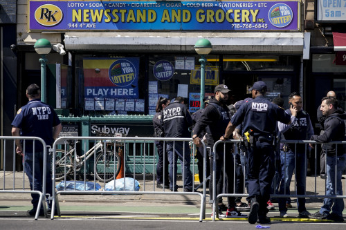 뉴욕 경찰이 총격 사건이 벌어진 지하철역 주변을 통제하고 있다.