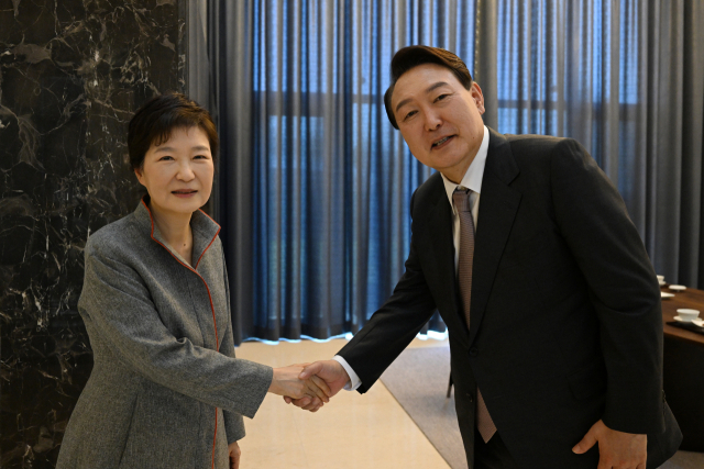 윤석열 대통령 당선인이 12일 오후 대구 달성군 유가읍에 있는 박근혜 전 대통령의 사저에 도착, 박 전 대통령과 기념촬영을 하고 있다. /사진제공=당선인 대변인실