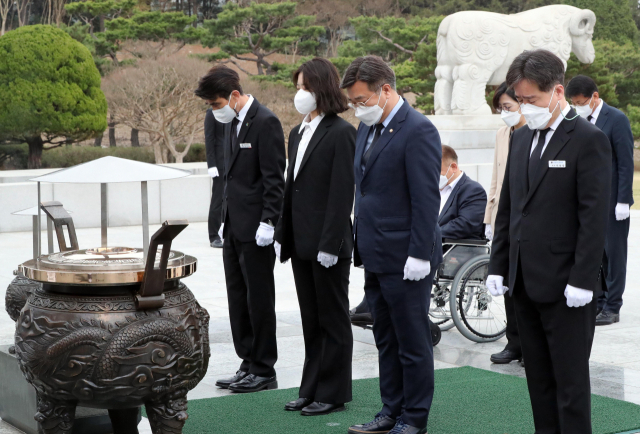 더불어민주당 윤호중·박지현 공동비상대책위원장 등이 13일 대전시당에서 열린 비상대책회의 참석에 앞서 국립대전현충원을 참배하고 있다. / 연합뉴스