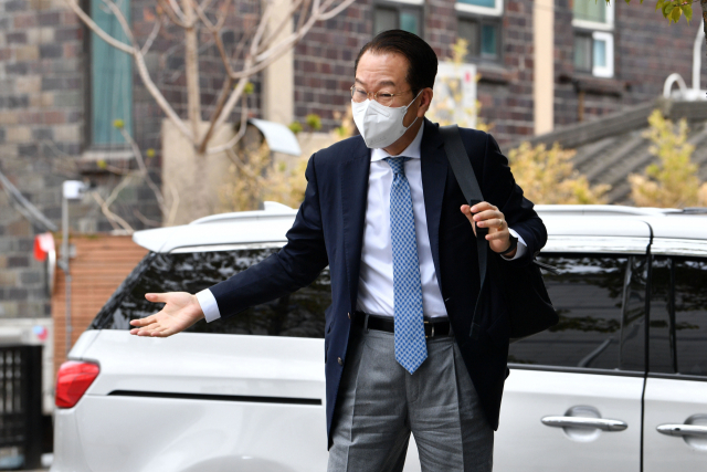 권영세 대통령직인수위원회 부위원장이 13일 오전 서울 종로구 통의동 대통령직인수위원회 집무실로 출근하며 취재진의 질문에 모르겠다는 의미의 제스처를 취하고 있다./연합뉴스