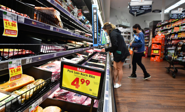 러시아의 우크라이나 침공으로 기록적인 인플레이션의 물결이 계속되고 있는 가운데 12일(현지시간) 미국 캘리포니아 몬테레이 파크에 있는 식료품점에서 주민들이 쇼핑하고 있다. AFP연합뉴스
