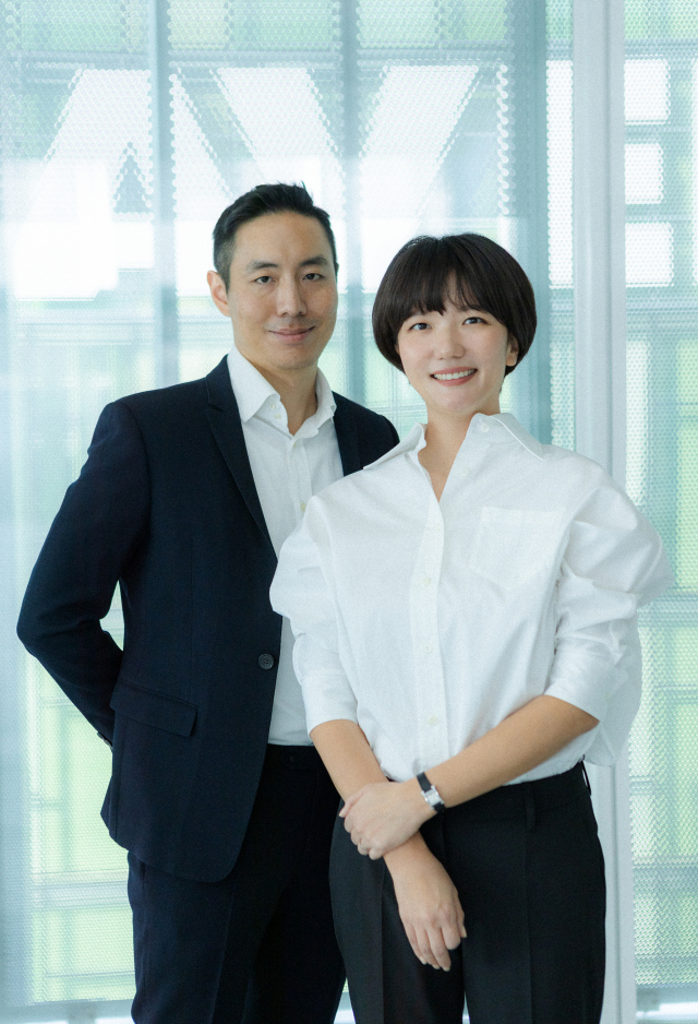 최수연(오른쪽) 네이버 대표와 김남선 네이버 최고재무책임자(CFO).
