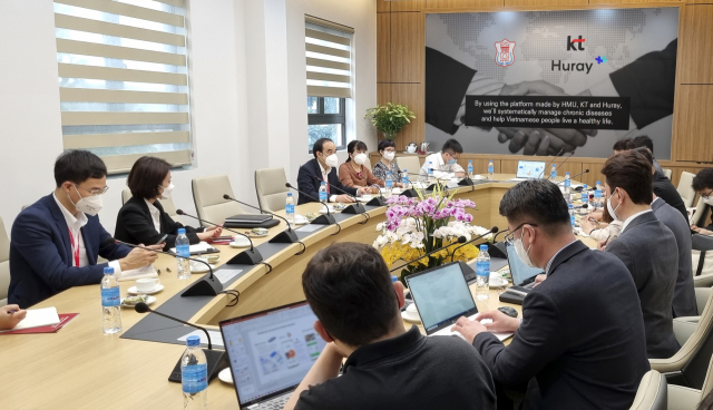 KT와 베트남 하노이의대 관계자들이 베트남 하노이의대에서 만성질환 관리 서비스에 대해 협의하고 있다. 사진제공=KT