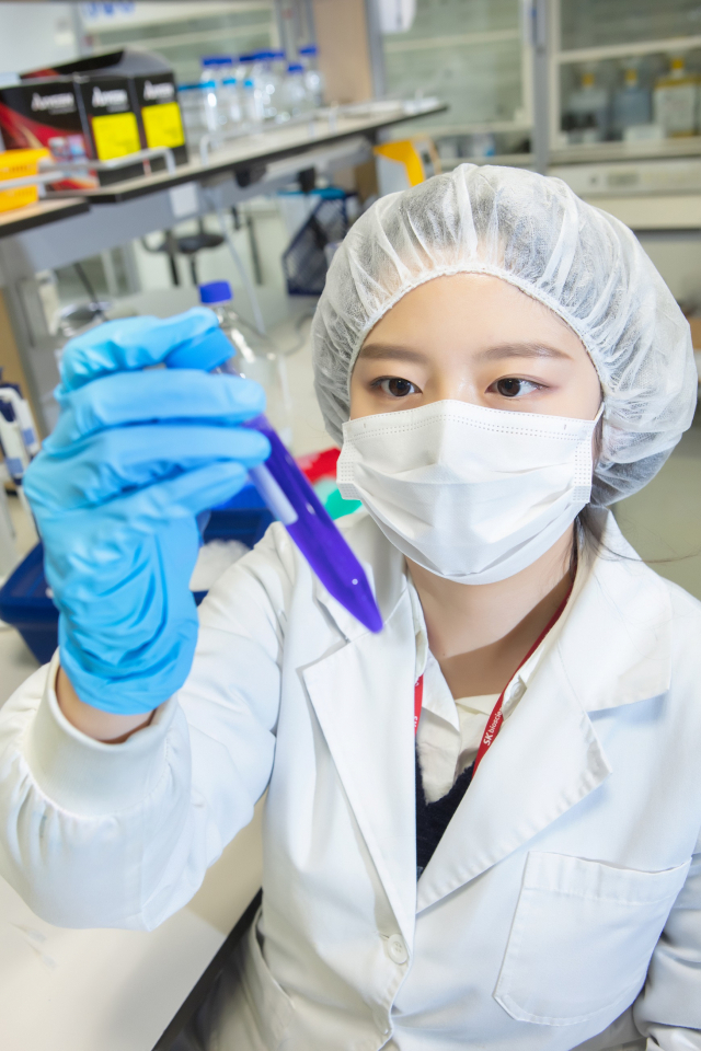SK바이오사이언스의 경기도 판교 연구실에서 한 연구원이 백신 개발을 이한 기초연구를 하고 있다. 사진 제공=SK바이오사이언스
