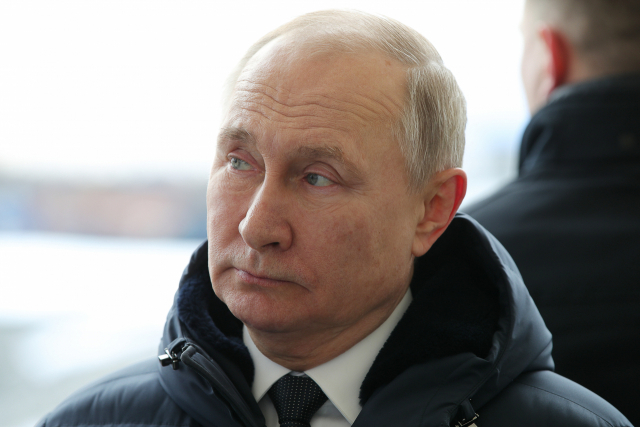 블라디미르 푸틴 대통령이 12일(현지 시간) 보스토치니 우주기지를 방문해 주위를 살피고 있다. 타스연합뉴스