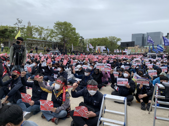 민주노총이 13일 오후 서울 종로구 종묘공원에서 결의대회를 연 가운데 참가자들이 구호를 외치고 있다. 김남명 기자