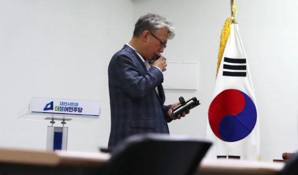 조응천, 민주당사서 전자담배 '뻐끔뻐끔'…딱 걸렸다