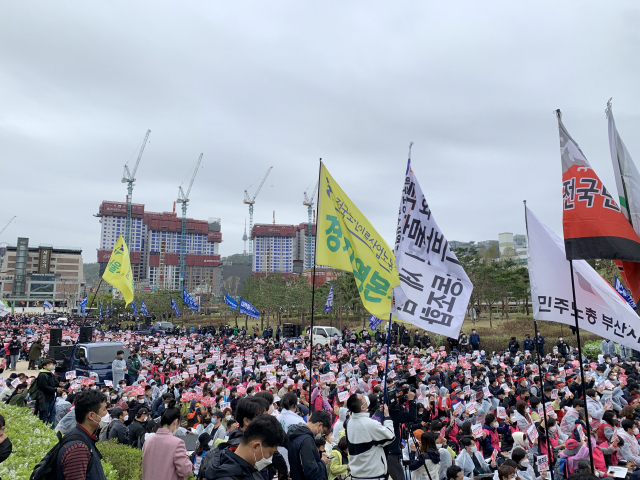전국민주노동조합총연맹(민주노총)이 13일 서울 종로구 종묘공원에서 대규모 집회를 벌이고 있다. 김남명 기자